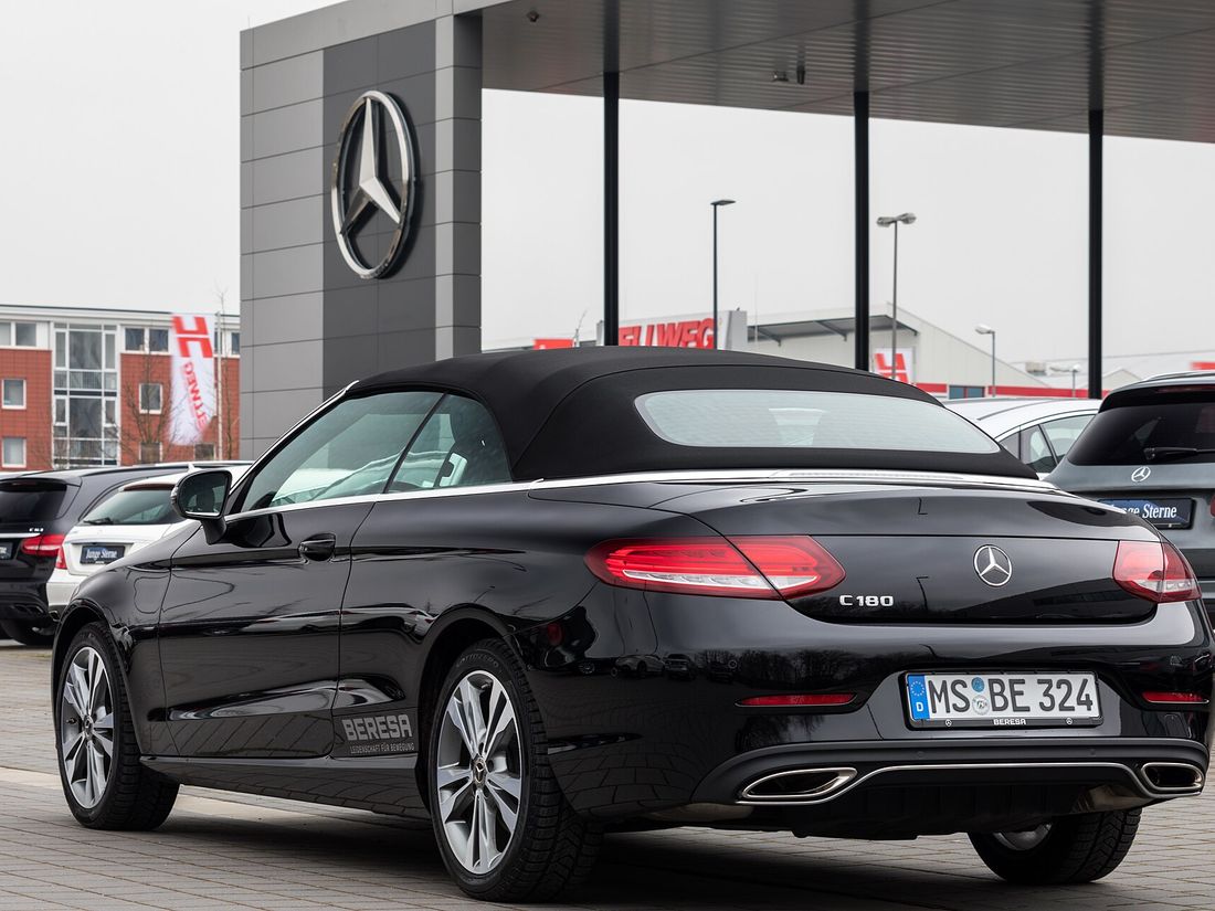 Exempelbild efter behandling: djup glansig lack på en mörk cabriolet